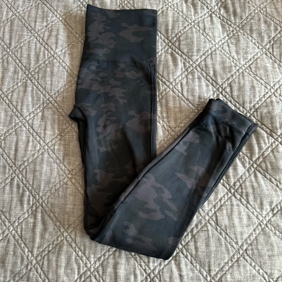 Spanx Look At Me Now Seamless Camo Leggings - Picture 7 of 8